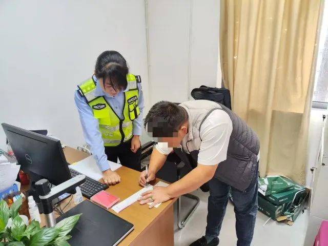 男子驾驶“鸡枞战车”满街跑<strong></p>
<p>门锁</strong>，交警紧急叫停！