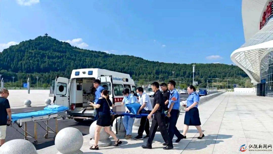 11岁男孩赶火车到成都走亲戚<strong></p>
<p>弥撒</strong>，晕倒在站台！工作人员：被诊断为热射病，已脱险
