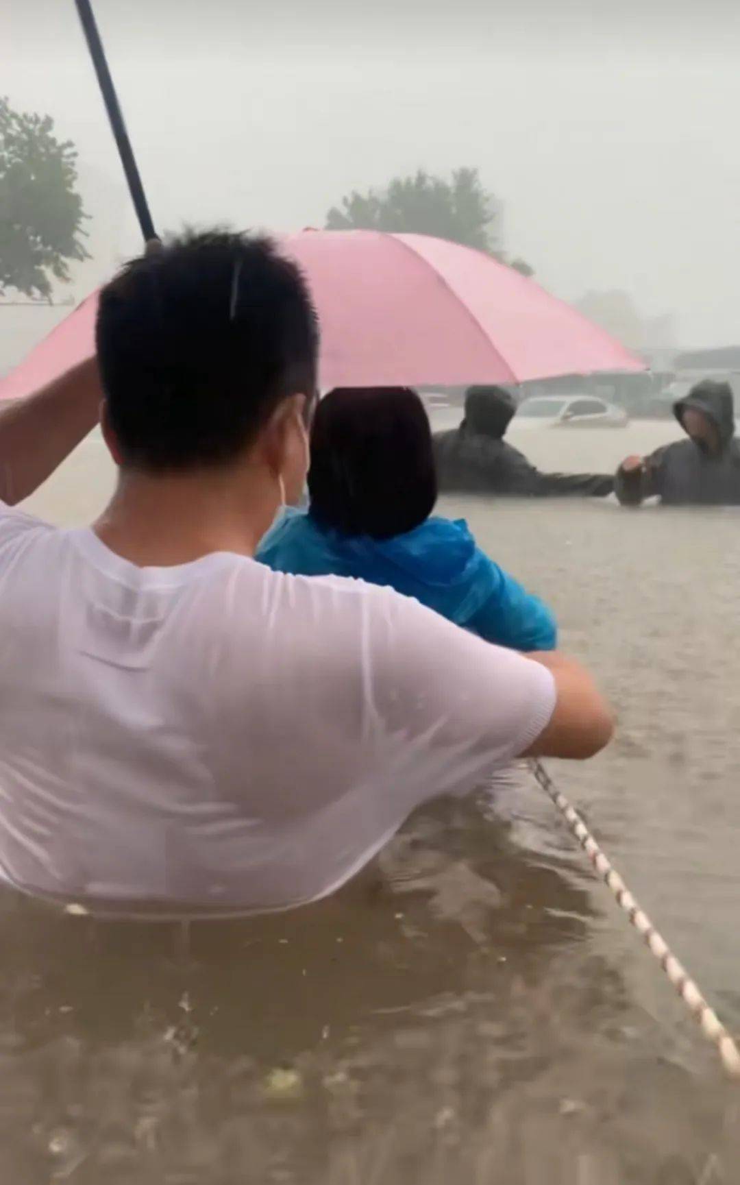 郑州暴雨致京广路隧道被淹<strong></p>
<p>特斯拉股票</strong>，亲历者：车是飘起来的，很害怕，有人爬梯子离开 2021年也曾淹没多台车辆