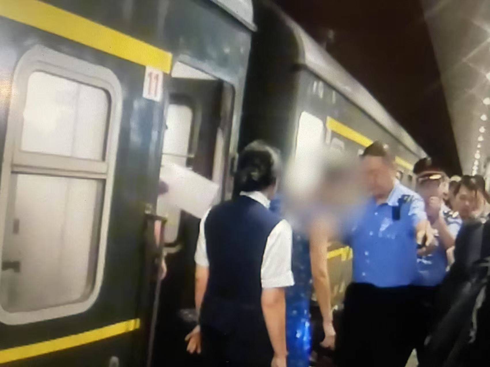 女子火车上“霸座”不听劝<strong></p>
<p>特斯拉股票</strong>，抵达北京后行政拘留7天！
