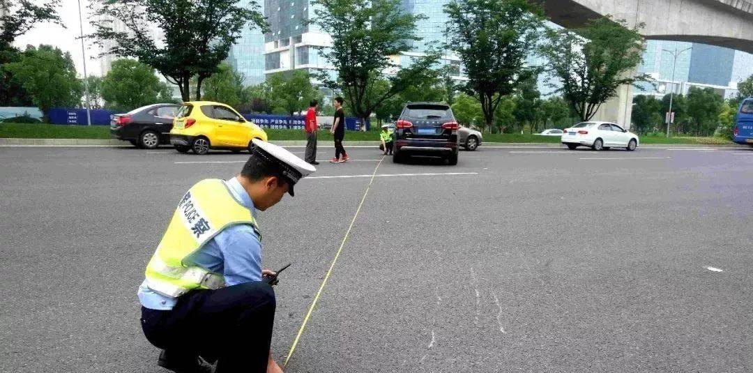 “刚走出去不到一分钟就出事”<strong></p>
<p>东方财富股票</strong>，一家五口1死4伤！家属最新发声