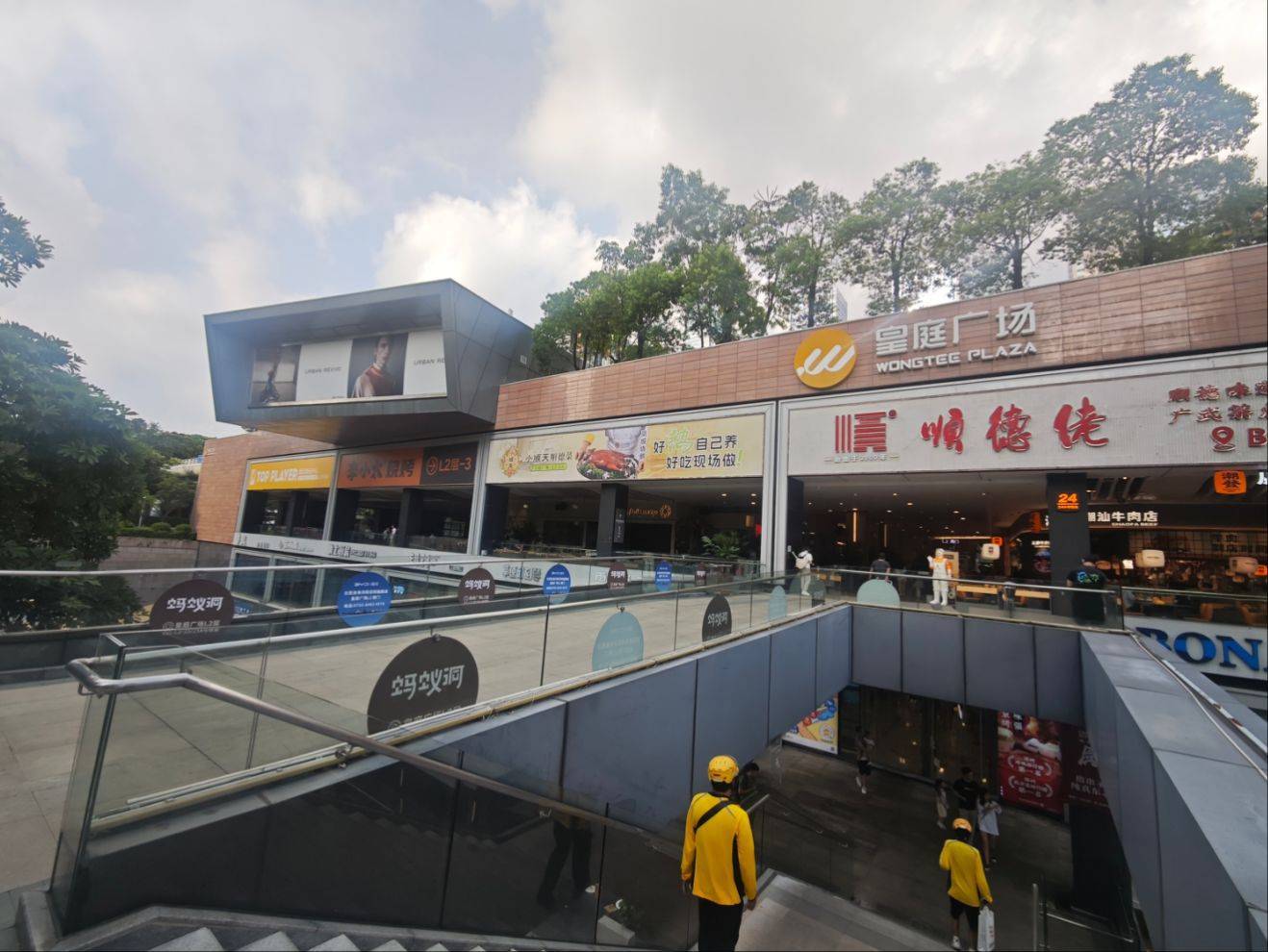 折价约30%<strong></p>
<p>四川长虹股票</strong>，深圳知名商场皇庭广场30亿元起拍，土地使用年限还剩17年
