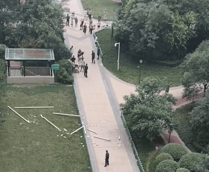 西安通报“水管高空坠落砸中婴儿车”：疑因大风吹落导致<strong></p>
<p>四川长虹股票</strong>，受伤婴儿仍在救治中