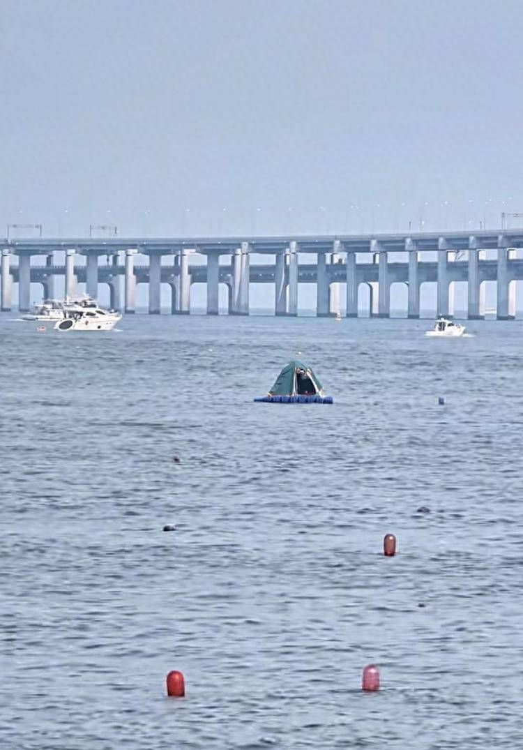 游客在海面搭建移动帐篷露营<strong></p>
<p>腾讯股票</strong>，大连海警：不违规，但需注意安全