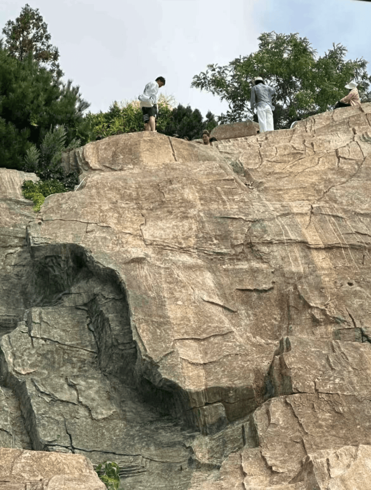 大连一跨海大桥观景台有游客翻栏杆踩空心造景石拍照<strong></p>
<p>中兴通讯股票</strong>，当地回应