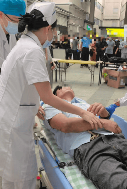 东莞一男子陪同家人就诊时突然倒地<strong></p>
<p>中兴通讯股票</strong>，护士“火眼金睛”抢回生机