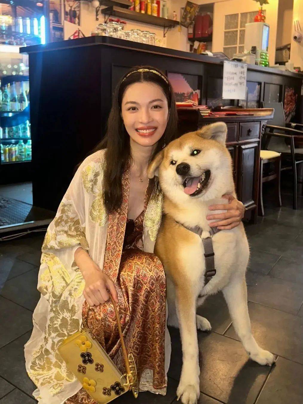 质感女人怎么都在穿这个颜色<strong></p>
<p>中兴通讯股票</strong>？
