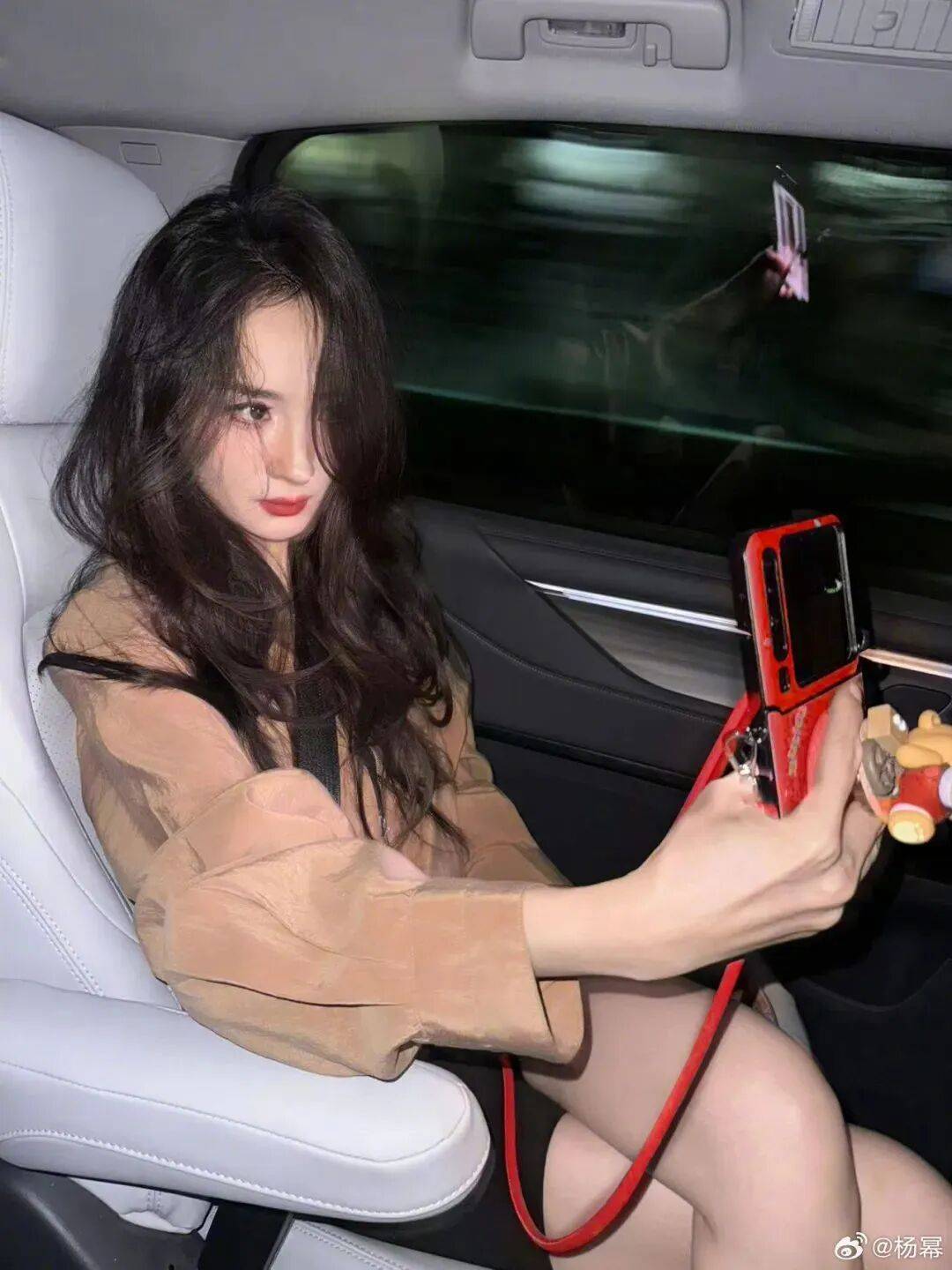 质感女人怎么都在穿这个颜色<strong></p>
<p>中兴通讯股票</strong>？