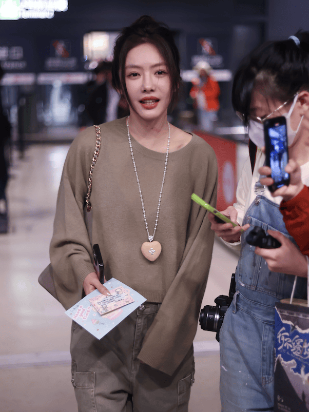 质感女人怎么都在穿这个颜色<strong></p>
<p>中兴通讯股票</strong>？