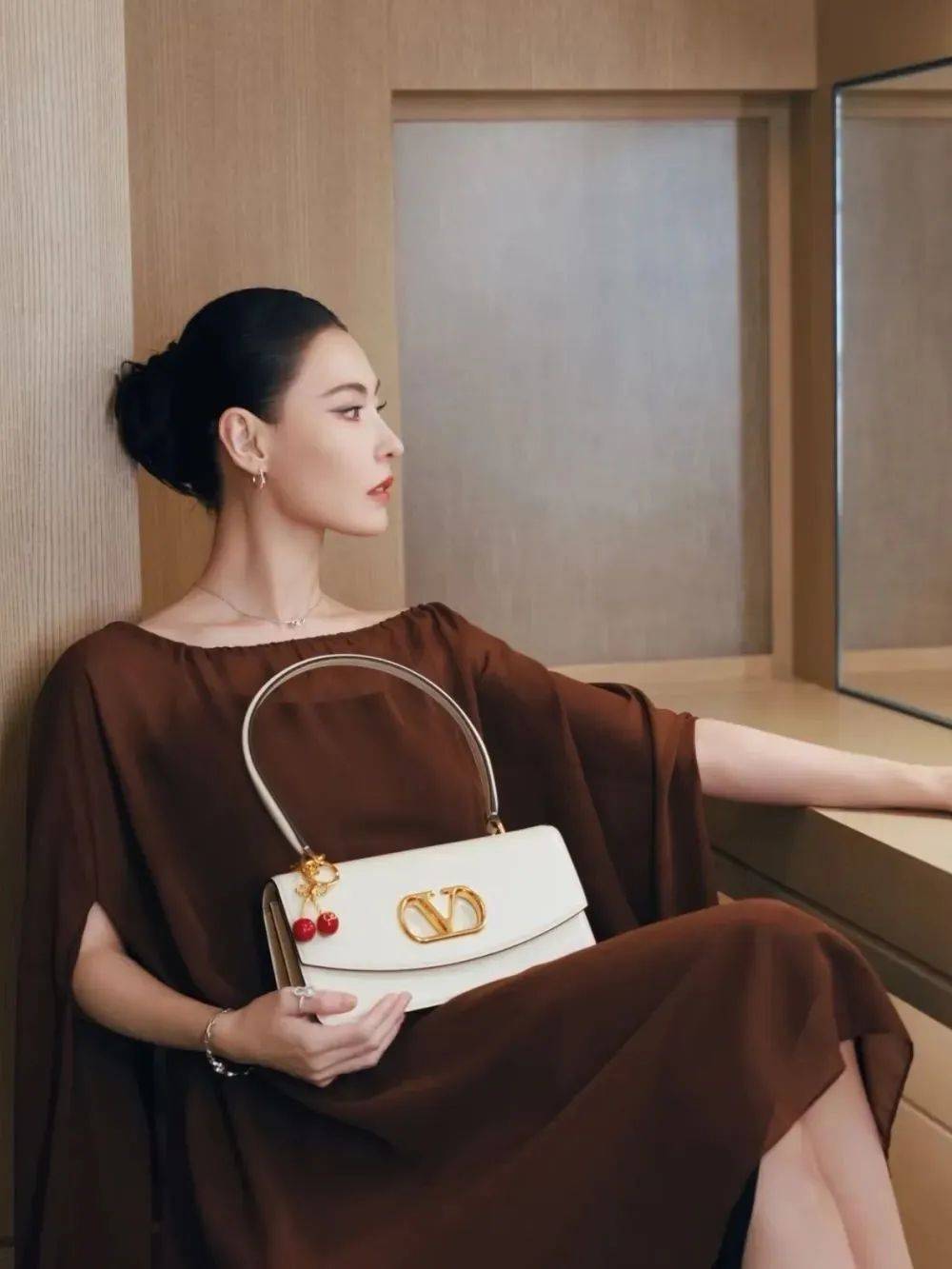 质感女人怎么都在穿这个颜色<strong></p>
<p>中兴通讯股票</strong>？