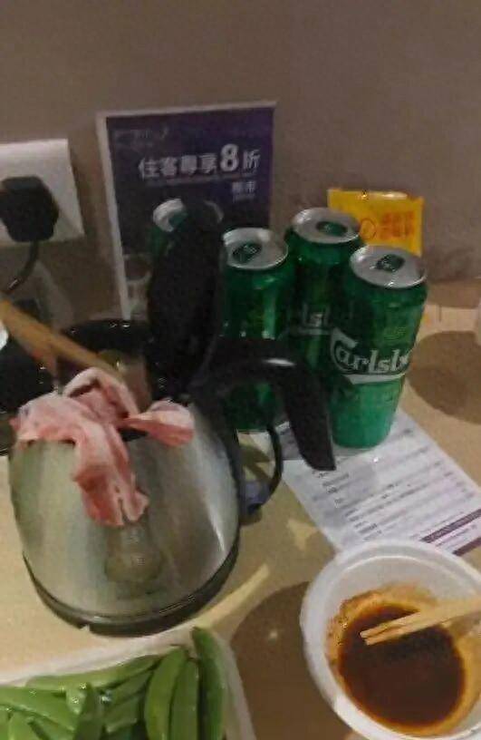 男子在澳门某酒店用水壶煮火锅<strong></p>
<p>比亚迪股票</strong>，负责人：会警告，若损坏需照价赔偿