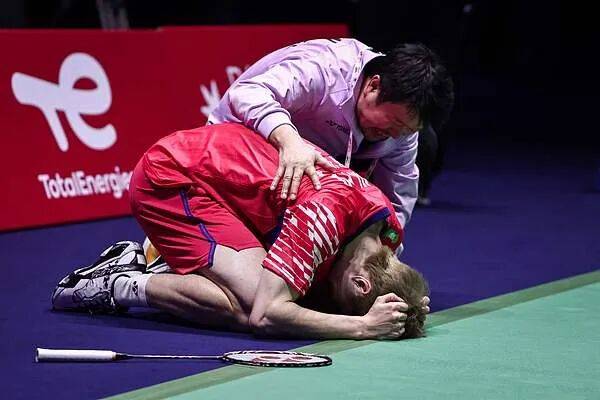 祝贺！石宇奇2比1逆转昆拉武特<strong></p>
<p>比亚迪股票</strong>，获得羽毛球世锦赛男单冠军！