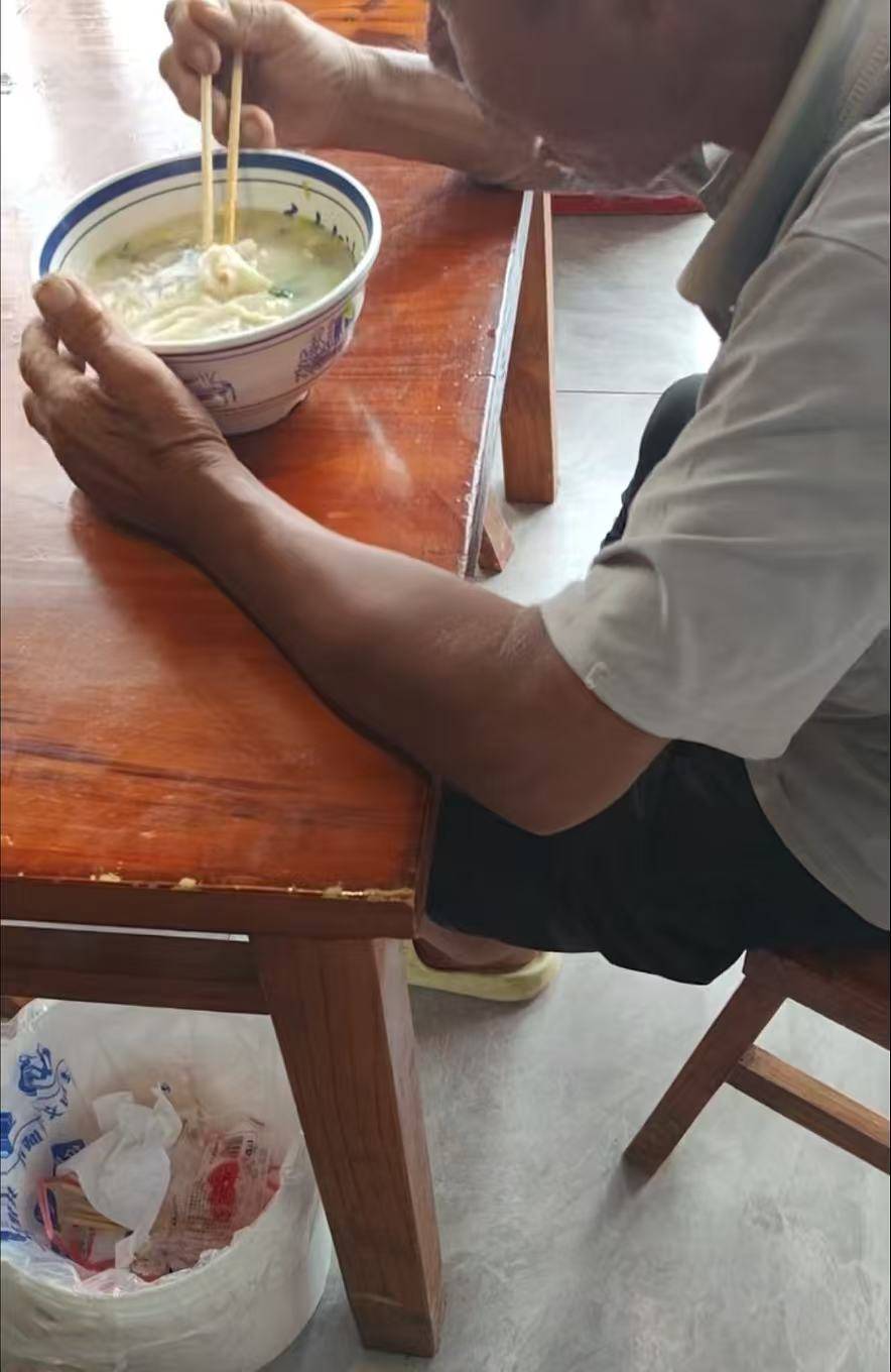 店门口大爷竹筐卖不动<strong></p>
<p>欧菲光股票</strong>，河南周口面馆老板暖心发视频帮卖，网友隔空下单：我出钱你送人