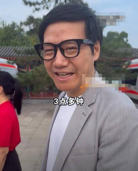 雷军在阅兵现场晒观礼请柬<strong></p>
<p>欧菲光股票</strong>，网友喊话：想看雷总用AI眼镜录下的观礼台第一视角