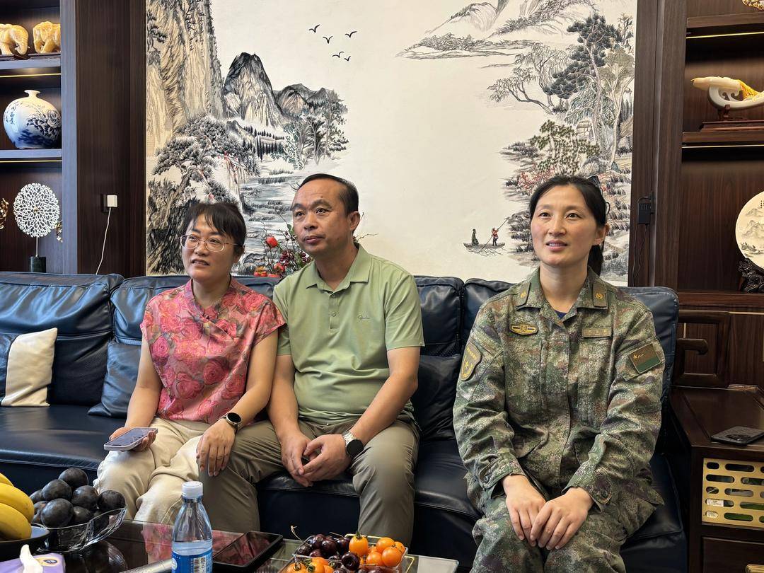 抗战胜利80周年大阅兵民兵方阵<strong></p>
<p>欧菲光股票</strong>，有两名女生来自无锡地区