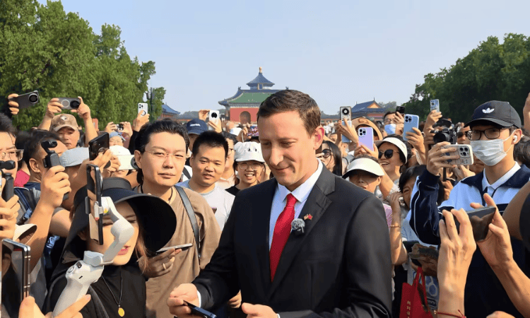 游客进京看阅兵称看到战机编队“这趟值了”<strong></p>
<p>欧菲光股票</strong>，埃文凯尔现身天坛引发围观