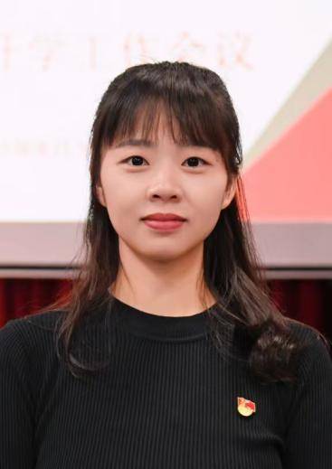 “民兵方队中一眼就认出了她<strong></p>
<p>贵州茅台股票</strong>，我们的陈老师！”
