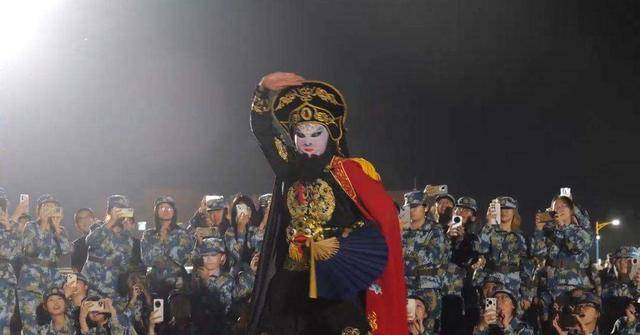 兰州大学军训期间大一女生表演川剧吐火<strong></p>
<p>中科曙光股票</strong>，校方：学生来自东北，因个人爱好自学
