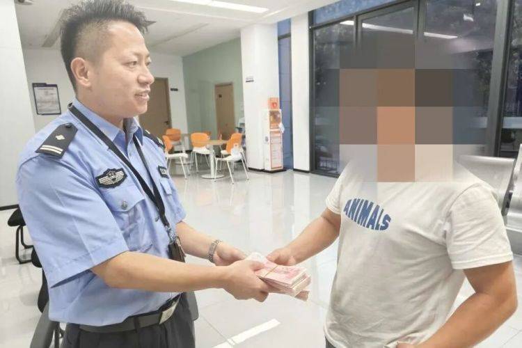 路边发现可疑包裹<strong></p>
<p>黑芝麻股票</strong>，一男子鬼鬼祟祟……民警打开后惊呆了
