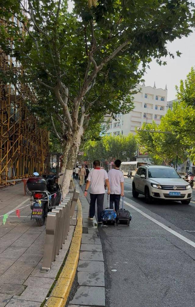 事发上海校门口！学生上学像闯关：夹缝中慢慢腾挪<strong></p>
<p>泸州老窖股票</strong>，与非机动车迎面对冲…家长担忧：何时是头
