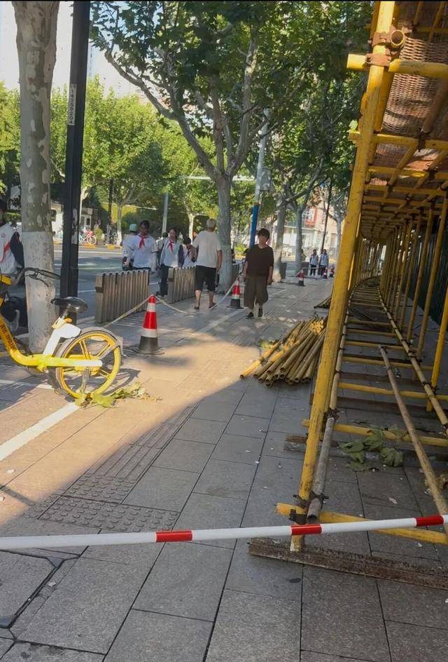 事发上海校门口！学生上学像闯关：夹缝中慢慢腾挪<strong></p>
<p>泸州老窖股票</strong>，与非机动车迎面对冲…家长担忧：何时是头