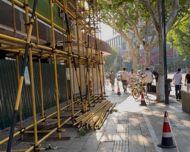 事发上海校门口！学生上学像闯关：夹缝中慢慢腾挪<strong></p>
<p>泸州老窖股票</strong>，与非机动车迎面对冲…家长担忧：何时是头