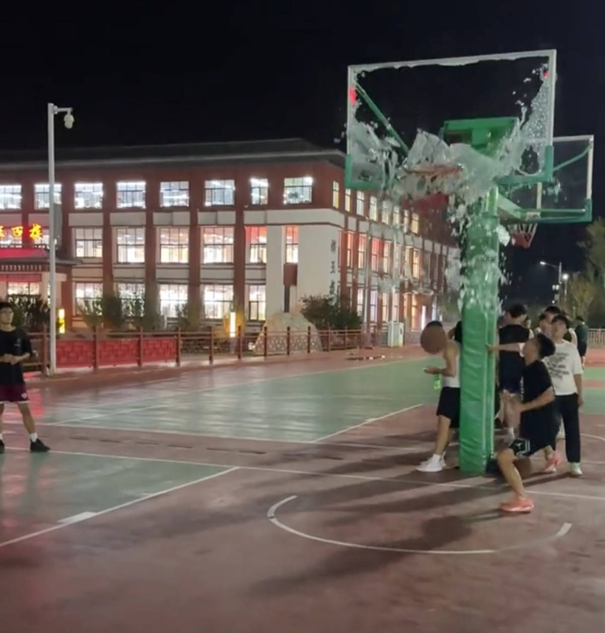 郑州178厘米大学生扣碎篮板<strong></p>
<p>浪潮信息股票</strong>,校方:说明弹跳力好!学校出资购买新篮板,已安装好