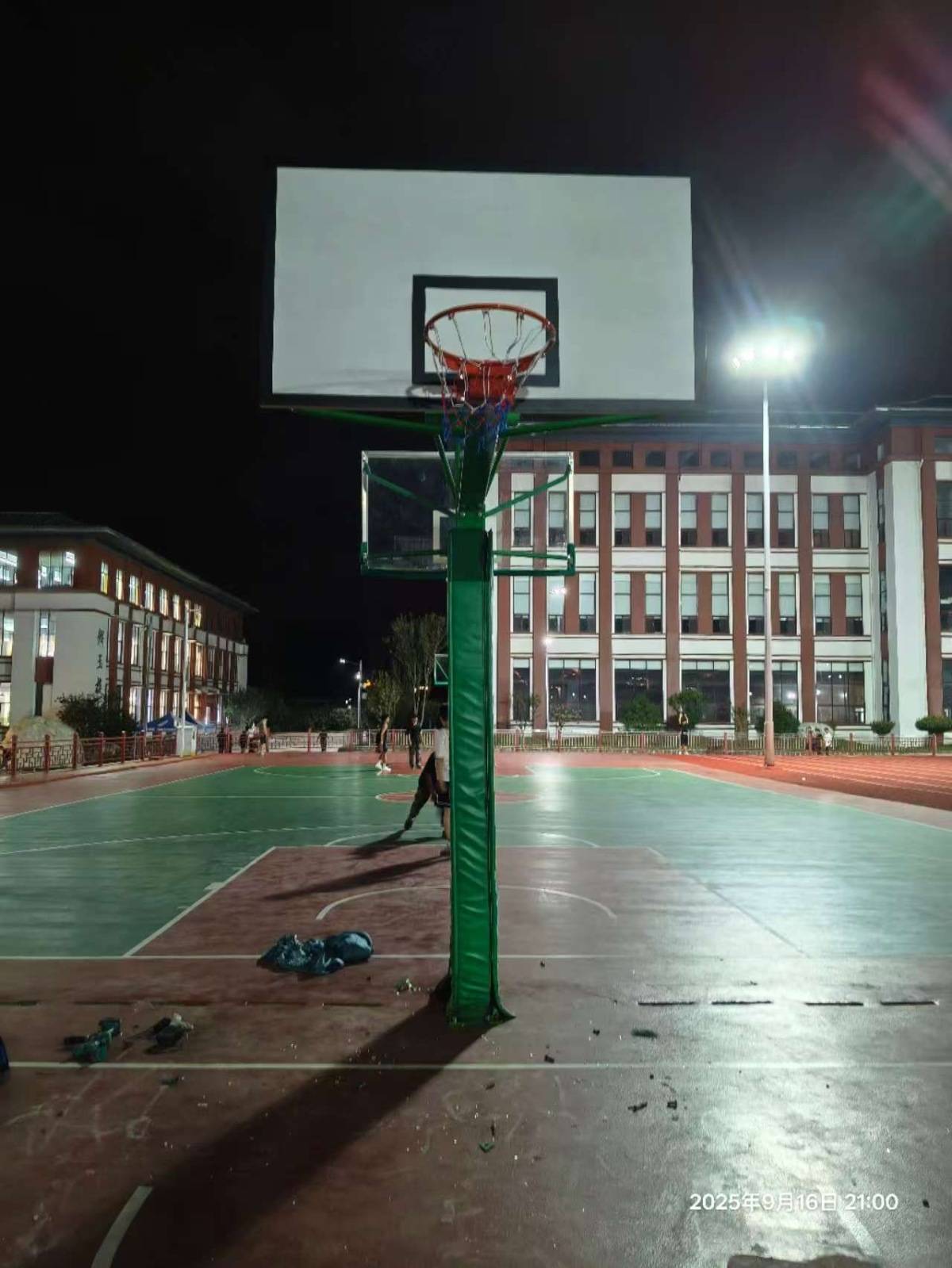 郑州178厘米大学生扣碎篮板<strong></p>
<p>浪潮信息股票</strong>,校方:说明弹跳力好!学校出资购买新篮板,已安装好