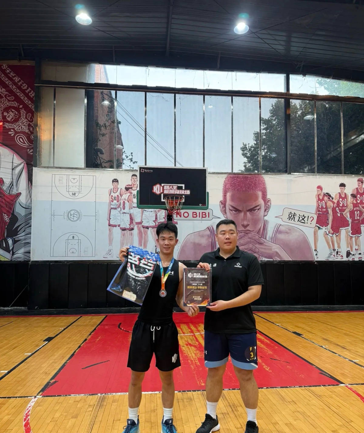 郑州178厘米大学生扣碎篮板<strong></p>
<p>浪潮信息股票</strong>,校方:说明弹跳力好!学校出资购买新篮板,已安装好