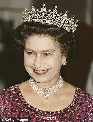 凯特查尔斯温柔相拥!为爱狙杀柯克枪手<strong></p>
<p>汤姆猫股票</strong>,却被爱出卖?甜蜜短信变铁证!