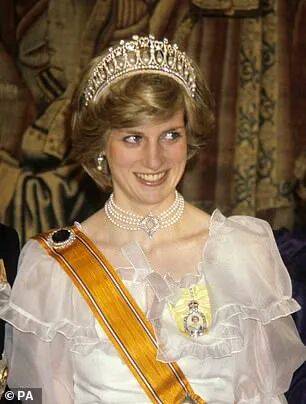 凯特查尔斯温柔相拥!为爱狙杀柯克枪手<strong></p>
<p>汤姆猫股票</strong>,却被爱出卖?甜蜜短信变铁证!