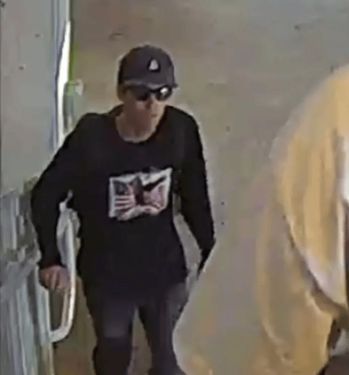 凯特查尔斯温柔相拥!为爱狙杀柯克枪手<strong></p>
<p>汤姆猫股票</strong>,却被爱出卖?甜蜜短信变铁证!