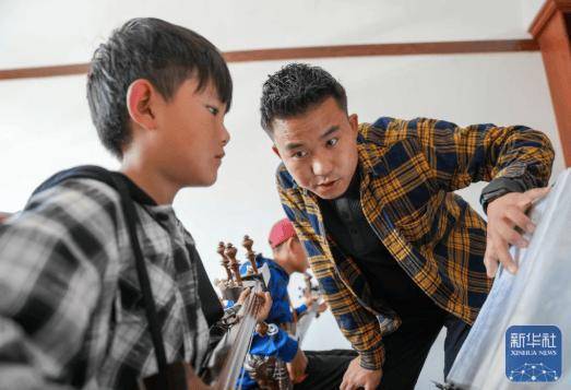 西藏的孩子：古老扎念琴声悠扬