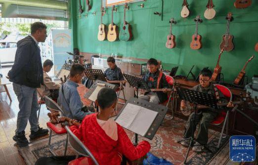 西藏的孩子:古老扎念琴声悠扬