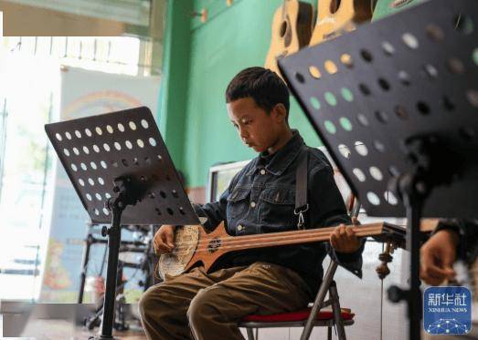 西藏的孩子:古老扎念琴声悠扬