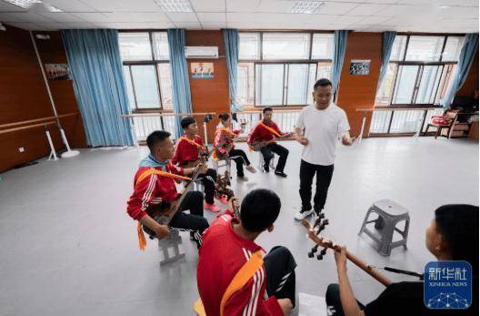 西藏的孩子:古老扎念琴声悠扬