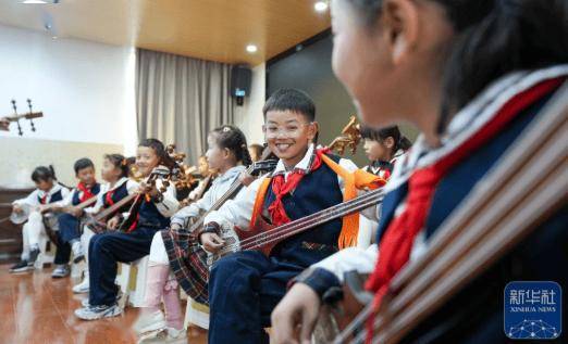 西藏的孩子:古老扎念琴声悠扬