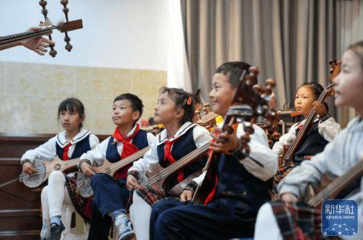 西藏的孩子:古老扎念琴声悠扬