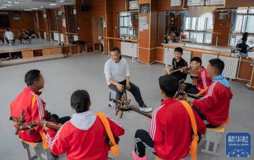 西藏的孩子:古老扎念琴声悠扬