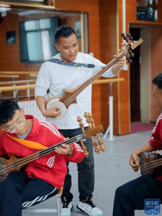 西藏的孩子:古老扎念琴声悠扬