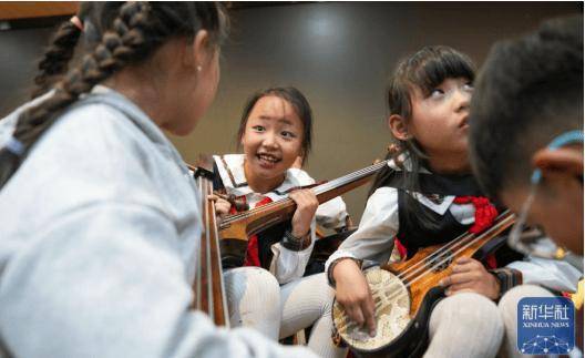 西藏的孩子:古老扎念琴声悠扬