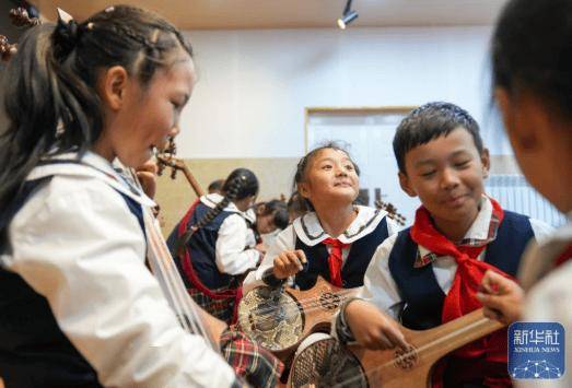 西藏的孩子:古老扎念琴声悠扬