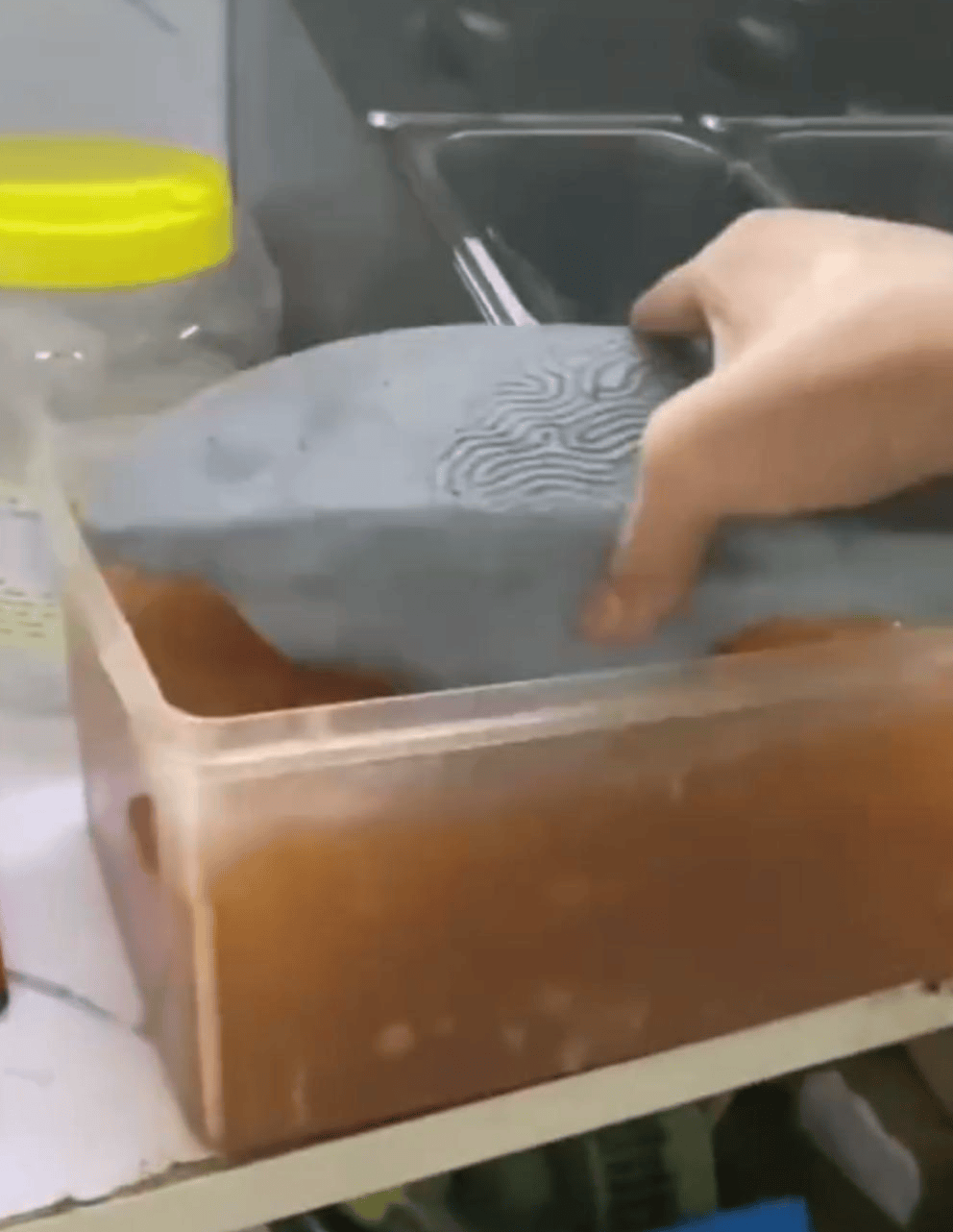 深圳一奶茶店员工脱下拖鞋放进小料盆<strong></p>
<p>科大讯飞股票</strong>，店长称其第一天上班已被警方带走 “贡茶总部”否认是加盟店