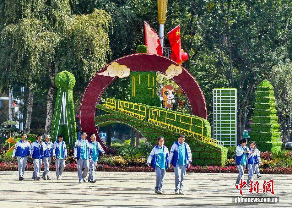 乌鲁木齐街头装扮一新迎接新疆维吾尔自治区成立70周年