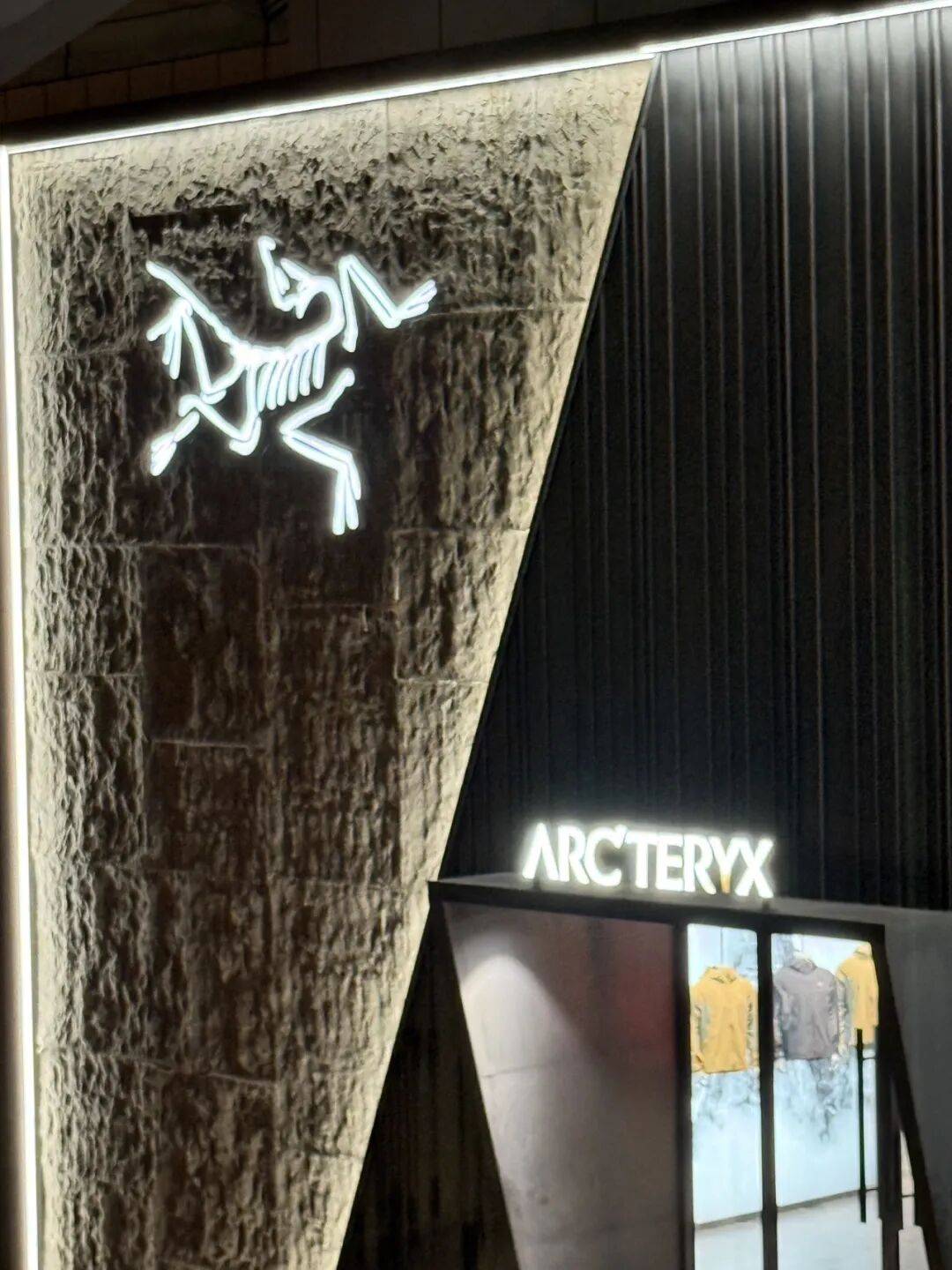 消费者开始退货<strong></p>
<p>新浪财经股票首页行情</strong>!始祖鸟又被曝海内外道歉内容不一致