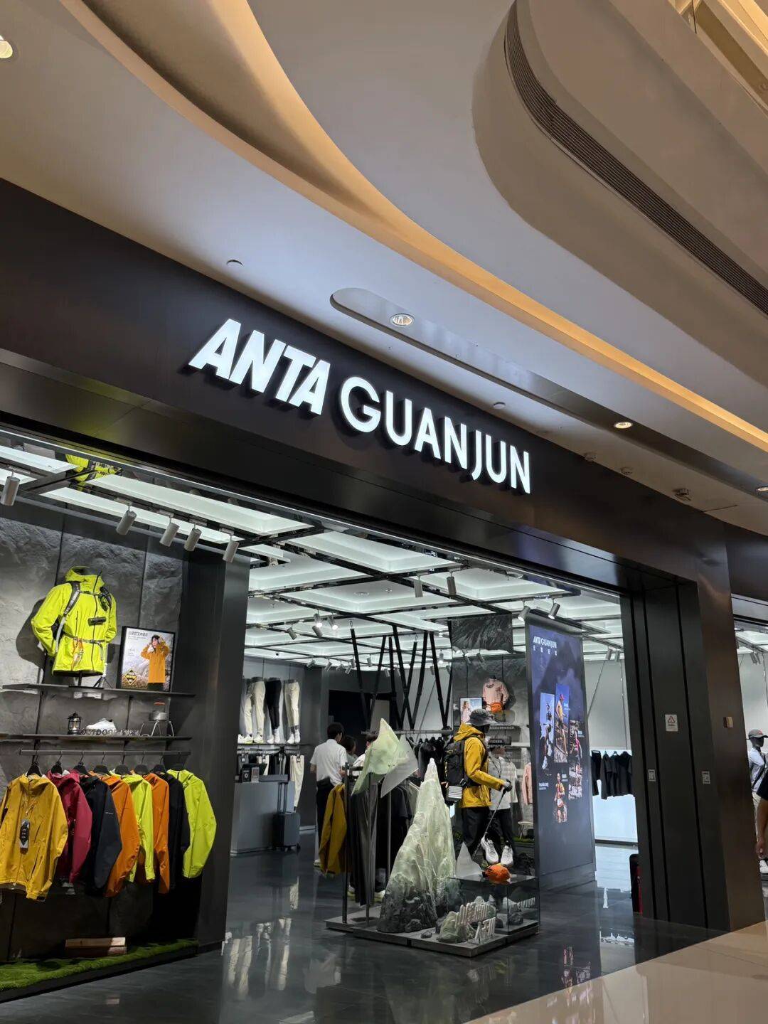 消费者开始退货<strong></p>
<p>新浪财经股票首页行情</strong>!始祖鸟又被曝海内外道歉内容不一致