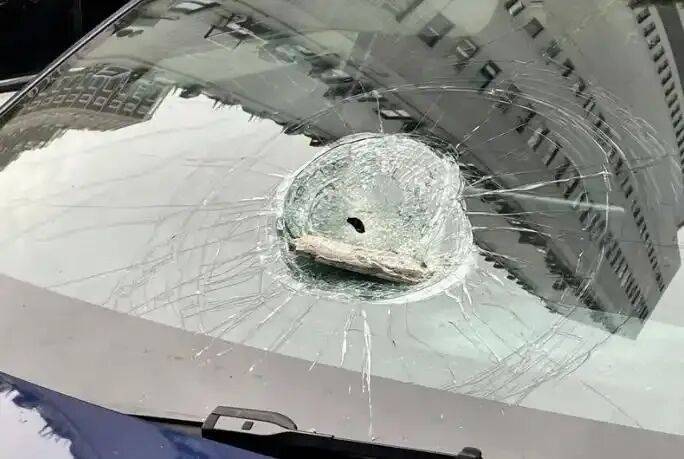 小区32楼外墙瓷砖脱落砸9车致凹陷<strong></p>
<p>新浪财经股票首页行情</strong>,居民反映情况,物业回应将交由保险公司核定处理