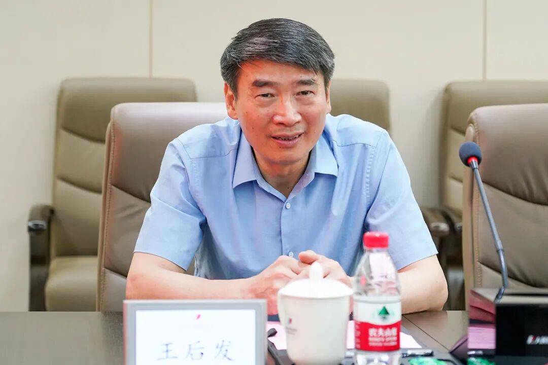 县委书记主动交代问题7个月后<strong></p>
<p>美团股票</strong>，县人大常委会原主任也主动交代问题，两人长期共事