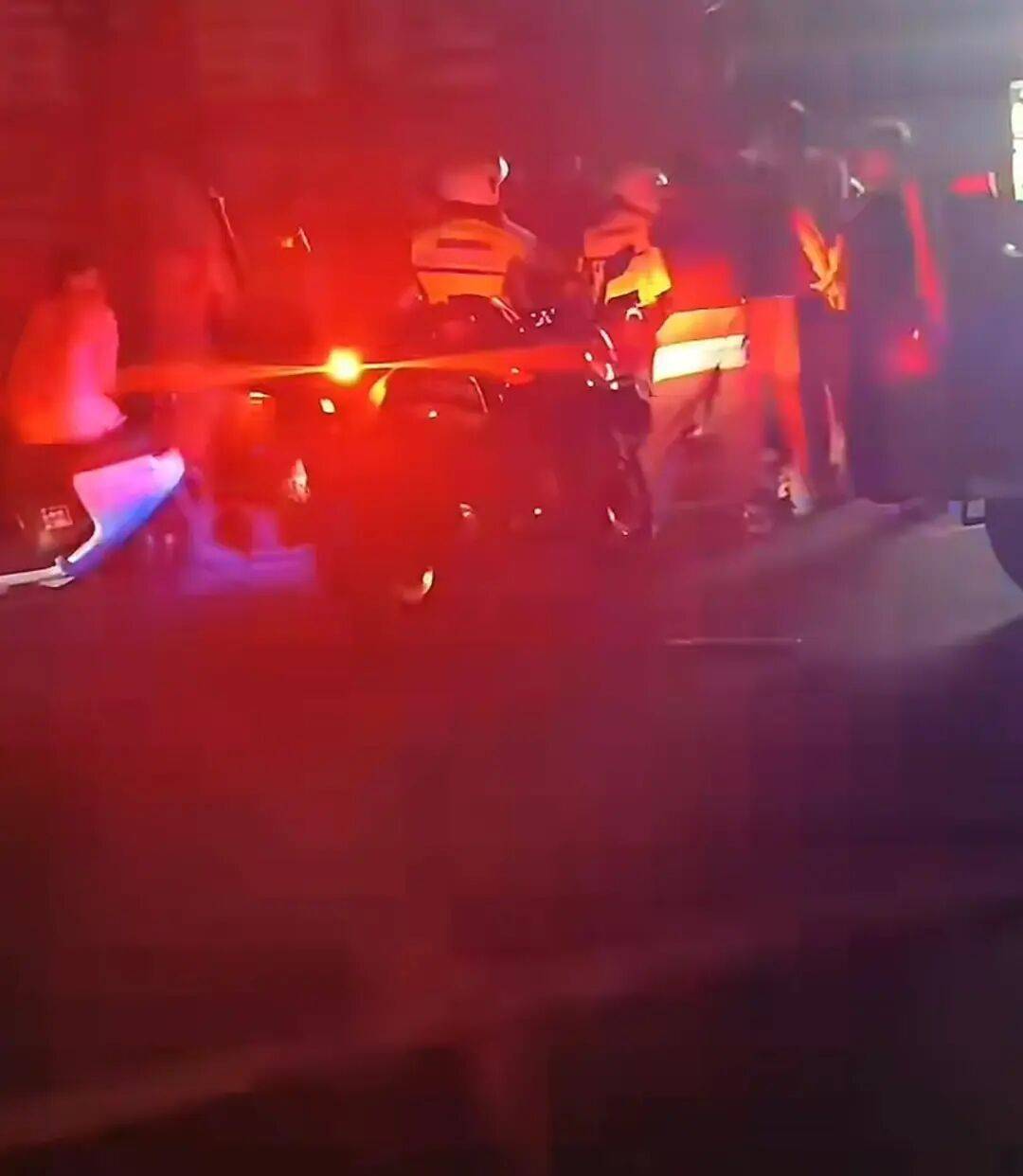 赣州警方通报“一餐饮店深夜多人打架斗殴”：2人酒后与邻桌发生冲突<strong></p>
<p>美团股票</strong>，用酒瓶砸伤对方，并取刀致对方轻伤，涉案人员已被采取强制措施