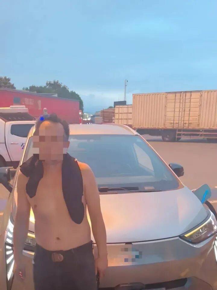 这是高速啊!新能源汽车突然没电<strong></p>
<p>苹果股票</strong>,司机蛮力推行2公里…